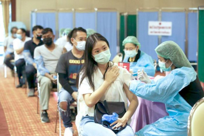 Một trung tâm tiêm chủng tại Thái Lan. Ảnh: EPA-EFE