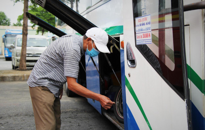 Đại diện nhà xe Vũ Lộc cho biết sáng nay nhà xe vẫn chưa có kế hoạch chở khách trở lại do chưa có tài xế, nhân viên nào tiêm đủ 2 mũi vắc xin theo quy định