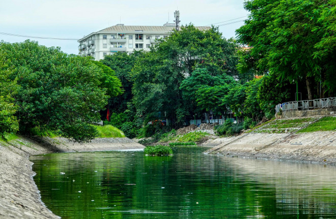 Sông Tô Lịch luôn được biết đến với tình trạng ô nhiễm nghiêm trọng. Những năm gần đây, chính quyền đã có nhiều nỗ lực hồi sinh con sông này nhưng hiệu quả vẫn chưa được như kỳ vọng