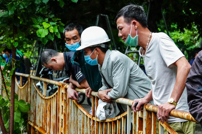 Rất đông người dân đứng trên bờ nhìn xem những người bắt cá ở sông Tô Lịch trong ngày 13-10