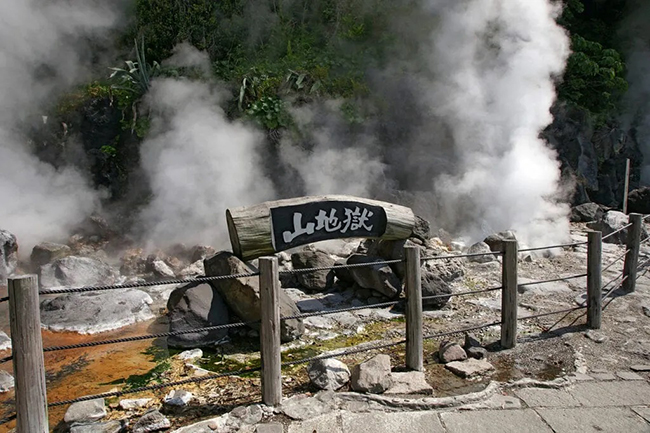 Beppu: Bạn có thể ghé qua đây để thư giãn trong suối nước nóng hoặc đơn giản là hòa mình vào không gian yên bình của nơi đây. Thành phố có hơn 3.000 suối nước nóng và rất hiếu khách.
