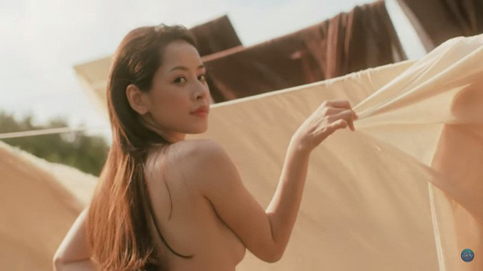 Chi Pu từng gây tranh cãi vì hình ảnh cởi áo, bán nude khoe ngực đầy trong MV.