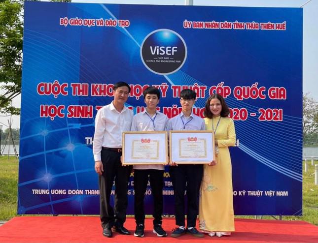 Hai em cùng cô Vân nhận bằng khen trong cuộc thi khoa học kỹ thuật cấp Quốc gia.