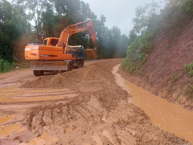 Cấp tốc rút công nhân khỏi thủy điện Rào Trăng 3 để tránh bão số 8 - 5