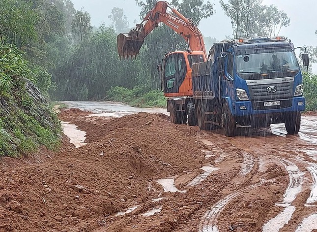 Tái diễn sạt lở ta luy dương do mưa lớn. Đất đá đổ xuống lòng Quốc lộ 49B gây khó khăn, nguy hiểm cho giao thông đi lại qua xã Lộc Bình, huyện Phú Lộc, TT-Huế