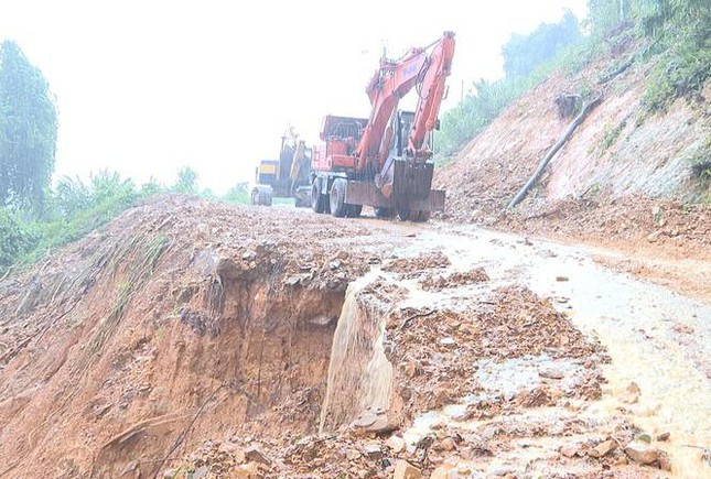 Nghiêm cấm người và phương tiện di chuyển trên tuyến đường 71 này khi có mưa bão