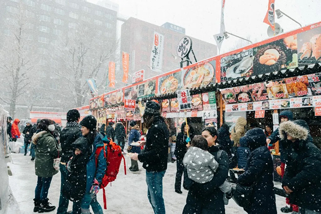 Sapporo: Sapporo là thủ phủ của một hòn đảo có tên là Hokkaido. Thành phố này&nbsp;là một điểm đến thư giãn với rất nhiều thứ có thể giúp bạn giải trí như các nhà hàng tuyệt vời, hàng loạt trung tâm mua sắm và cuộc sống về đêm thú vị.
