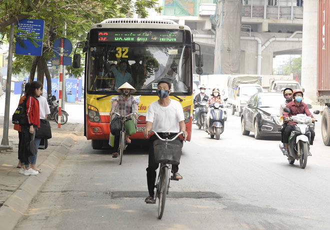 Xe buýt, xe taxi, xe công nghệ dưới 9 chỗ được phép hoạt động trở lại từ 6h ngày 14/10. Ảnh minh hoạ.