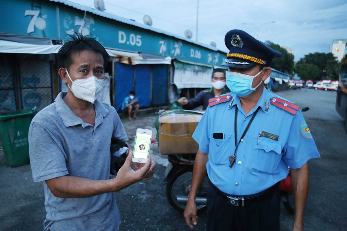 Người dân mặc đồ bảo hộ, đeo khẩu trang kín mít ra bến xe Miền Đông đi xe khách về quê - 6