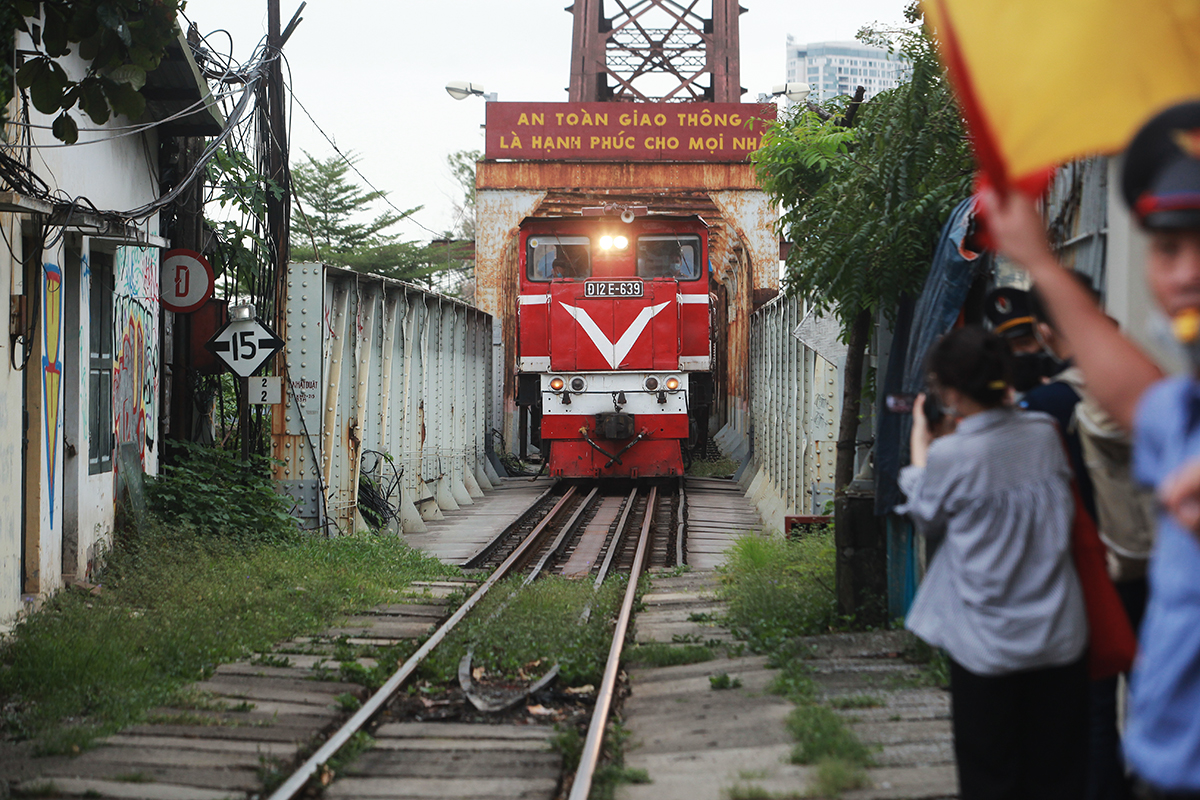 11h30 phút, chuyến tàu Hải Phòng – Hà Nội đã về đến ga Long Biên (quận Hoàn Kiếm) chở theo những hành khách có mong muốn về Hà Nội sinh sống và làm việc sau nhiều ngày Hà Nội giãn cách, chống dịch.