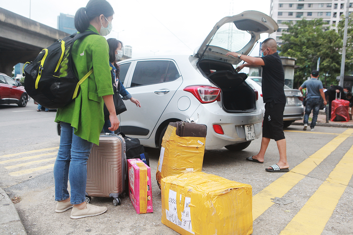 Một lái taxi tại bến cho biết: "Được ra đây chờ khách&nbsp;tôi&nbsp;rất vui&nbsp;vì nhiều ngày nay phải ở nhà".