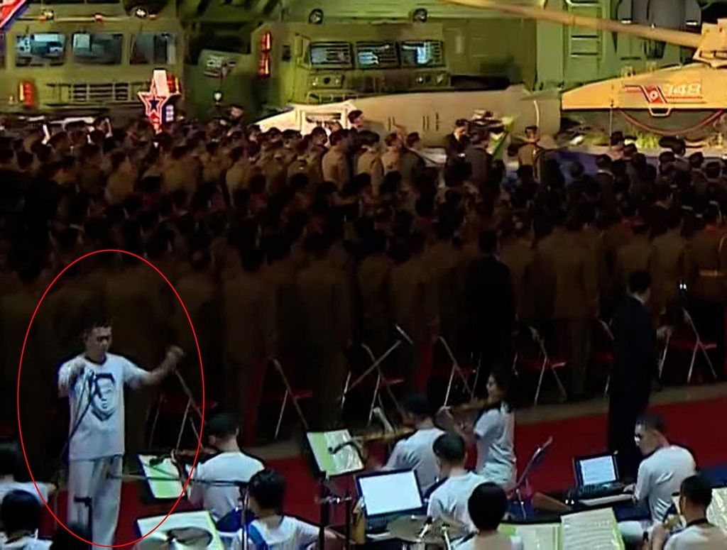 Người đàn ông mặc áo phông trắng in hình ông Kim Jong Un (ảnh: Yonhap)