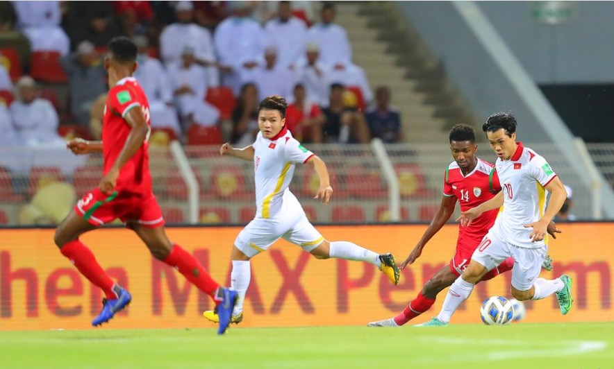 Dù có bàn mở tỷ số trước nhưng ĐT Việt Nam vẫn phải chấp nhận thất bại trong trận đấu với ĐT Oman đêm 12/10. Ảnh: AFC