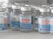 Thế giới - Moderna thúc đẩy tiêm vaccine Covid-19 mũi thứ 3, FDA Mỹ nói gì?