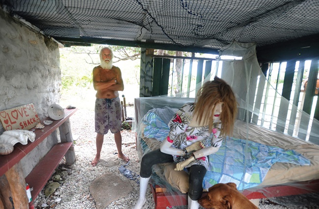 Từng có trong tay khối tài sản 'khủng' nhưng hiện người đàn ông này đang sống trong một túp lều tạm bợ trên hoang đảo giữa bốn bề cây xanh.
