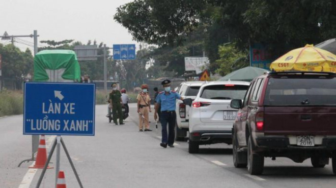 Lực lượng chức năng làm nhiệm vụ tại Chốt số 19 trên tuyến QL2 ra vào cửa ngõ TP Hà Nội
