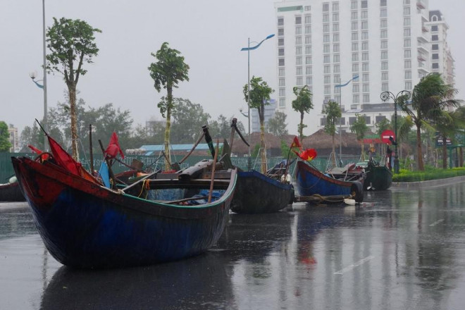 Ngư dân đưa thuyền nhỏ lên trên đường Hồ Xuân Hương...