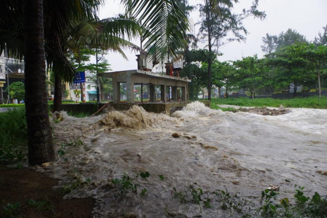 ...kèm nước biển dâng cao lên sát mặt đường.