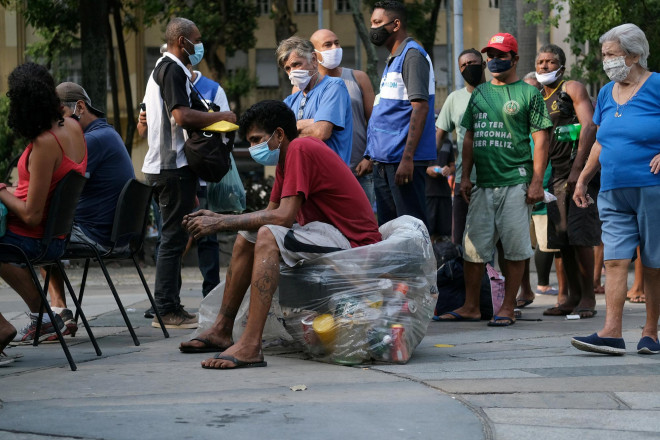 Người dân chờ tiêm vắc-xin ở Brazil. Ảnh:Reuters