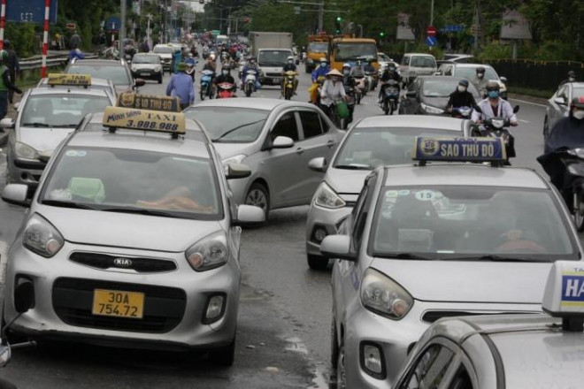 Trái ngược với sự thưa thớt ở bến xe, trong buổi sáng đầu tiên taxi hoạt động trở lại, khu vực trước cổng bệnh viện Bạch Mai dày đặc taxi, cảnh tượng giao thông lộn xộn tái diễn dưới lòng đường. Thế nhưng, nhu cầu đi lại của người dân vẫn chưa nhiều. Không ít tài xế trực chờ cả tiếng đồng hồ vẫn không bắt được một "bóng khách"