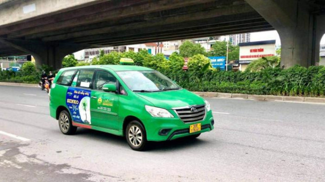 Ông Nguyễn Công Hùng, Giám đốc taxi Mai Linh vùng I, Chủ tịch Hiệp hội taxi Hà Nội cho hay, Mai Linh và các hãng taxi của Hà Nội đã hoạt động trở lại nhưng chưa thể cho toàn bộ xe hoạt động. Nguyên nhân do thời gian giãn cách xã hội khá dài, nhiều lái xe đã về quê. Cùng đó, nhiều lái xe cũng bỏ việc không thể huy động ngay nên chúng tôi đang cố gắng tuyển thêm nhân sự đảm bảo các điều kiện, yêu cầu để phục vụ hành khách.