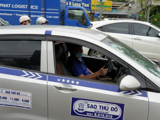 Không chỉ đỗ xe dưới lòng đường gây mất trật tự ATGT, một số lái xe taxi hoạt động trước cổng bệnh viện Bạch Mai còn chủ quan trong phòng dịch, đeo khẩu trang một cách đối phó. Trước đó, hướng dẫn tổ chức lại hoạt động vận tải hành khách công cộng của Sở GTVT Hà Nội đã quy định rõ lái xe phải được tiêm tối thiểu 1 mũi vắc xin phòng Covid-19, tuân thủ “Thông điệp 5K”; khai báo y tế theo quy định. Đơn vị kinh doanh vận tải chịu trách nhiệm theo dõi, kiểm tra, giám sát chặt hoạt động của phương tiện, lái xe trong suốt quá trình vận chuyển.