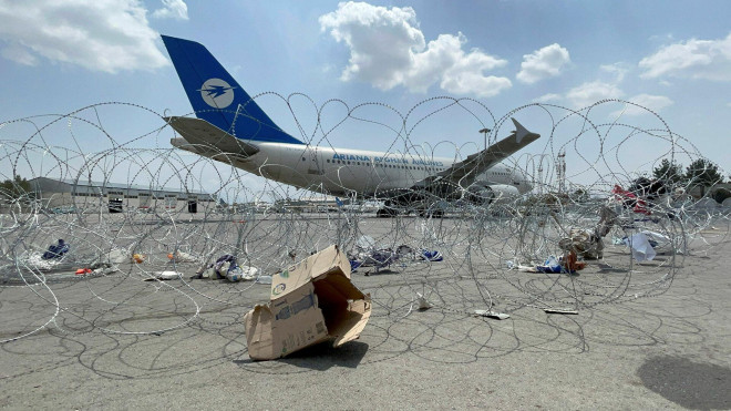 Quá trình sơ tán ở sân bay Kabul đầy hỗn loạn. Ảnh: Reuters