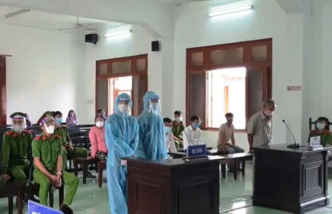 Bị cáo Nguyễn Lâm (phải) và Đ.P.C. tại phiên tòa