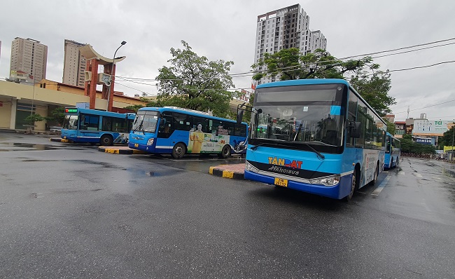 Khu vực dành cho xe buýt vắng người qua lại.