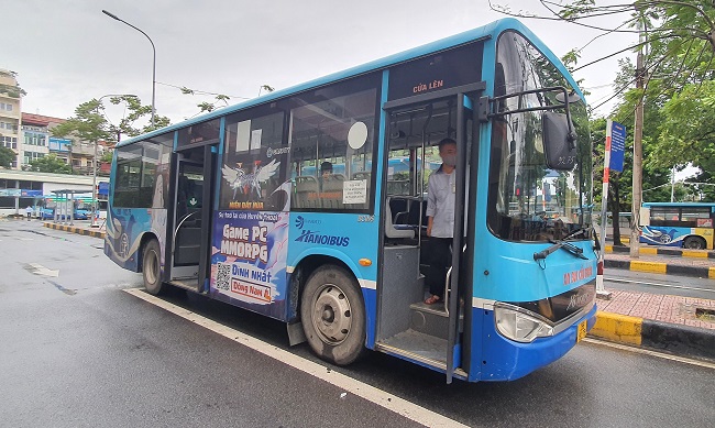 Nhiều tuyến xe buýt vắng bóng khách di chuyển trong ngày đầu được hoạt động trở lại.