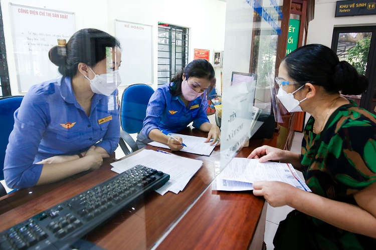 Ông Bùi Văn Sơn, Trạm trưởng trạm ga Long Biên cho biết, ngay sau khi có phương án thí điểm, ga đã gấp rút chuẩn bị các phương án để đón khách an toàn trong ngày đầu tiên hoạt động trở lại.