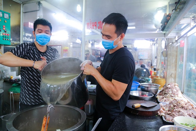 Anh Toản, chủ cửa hàng phở ở Tô Hiệu (Cầu Giấy) cho biết, khi nhận được thông báo được mở cửa trở lại, ngay trong đêm anh đã cùng nhân viên dọn dẹp lại cửa hàng và dậy từ 4 giờ sáng để chuẩn bị cho buổi bán hàng ngày hôm nay.