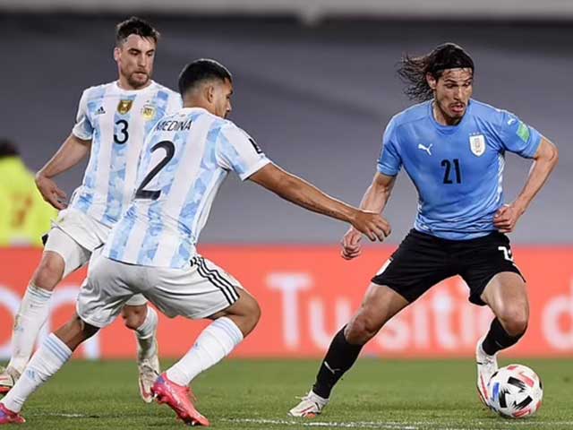 Cavani (phải) là một trong những ngôi sao Nam Mỹ được di chuyển về sớm