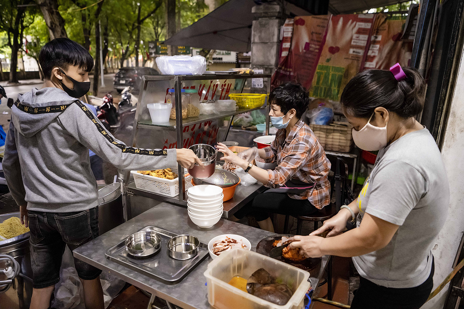 Sau khi Hà Nội cho phép các cửa hàng ăn uống trong nhà được phép hoạt động, nhiều hàng phở đã bắt đầu dọn dẹp đón khách trở lại.