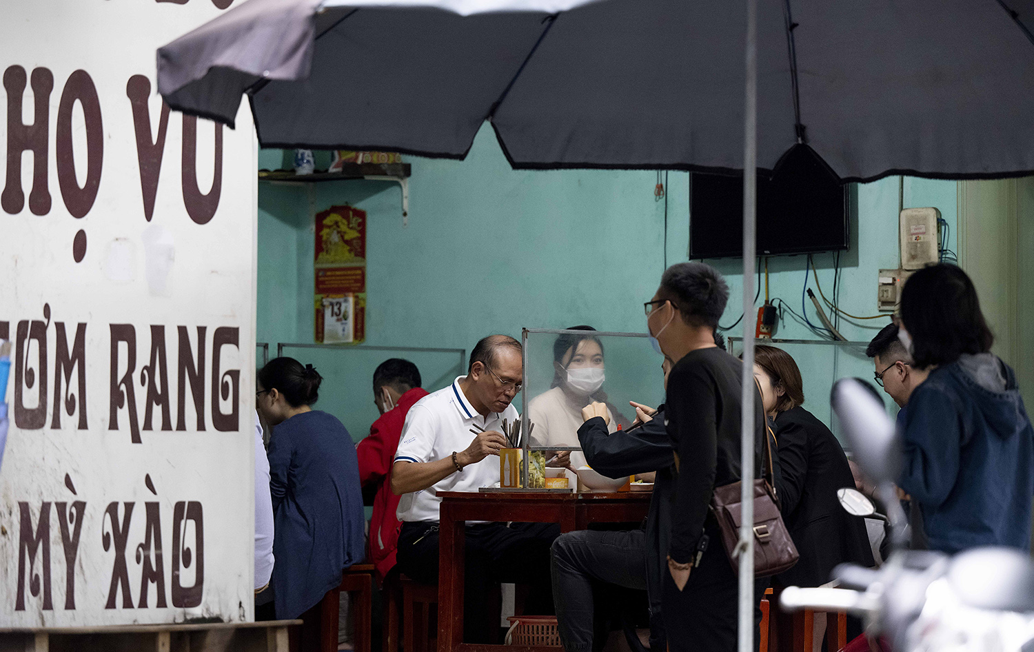 Chủ một quán phở trên phố Khúc Thừa Dụ cho biết, ngay khi Hà Nội cho phép mở cửa đón khách, cả nhà anh phải chuẩn bị đồ từ đêm qua cho đến tận 5 giờ sáng nay.