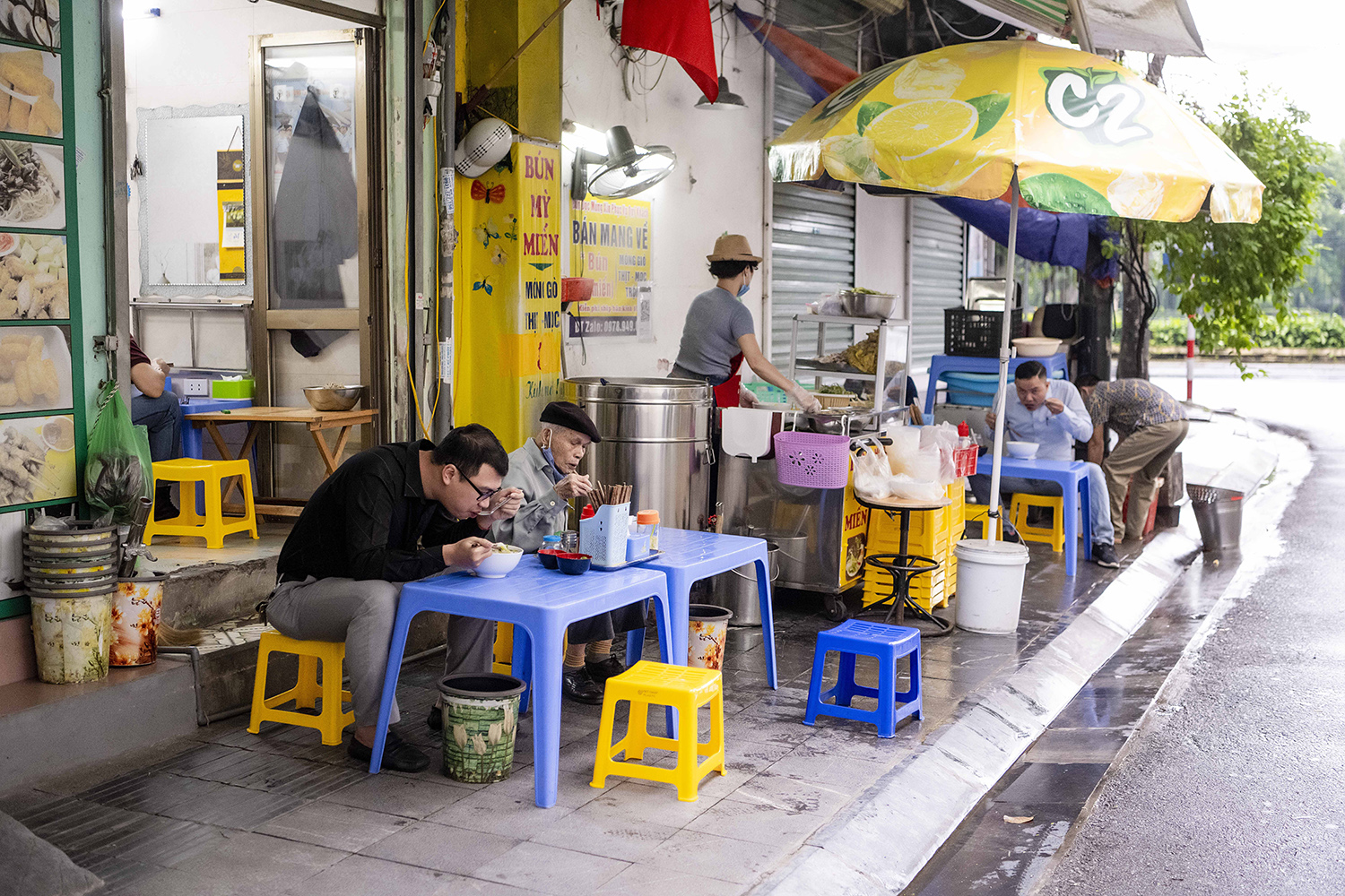 Những quán phở vỉa hè cũng nhộn nhịp không kém.