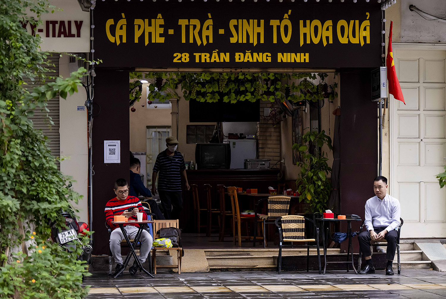 Quán cà phê trên phố Trần Đăng Ninh đã mở cửa đón khách trở lại