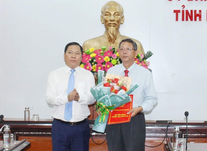 Chủ tịch UBND tỉnh Bình Định Nguyễn Phi Long (bên trái) trao quyết định bổ nhiệm ông Trần Văn Thanh giữ chức Giám đốc Sở Du lịch