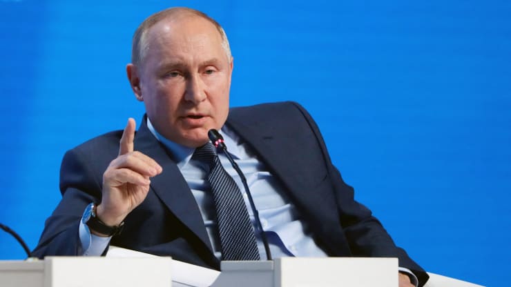 Tổng thống Nga Vladimir Putin ngày 13.10&nbsp;trả lời câu hỏi tại hội nghị&nbsp;về Tuần lễ Năng lượng Nga.
