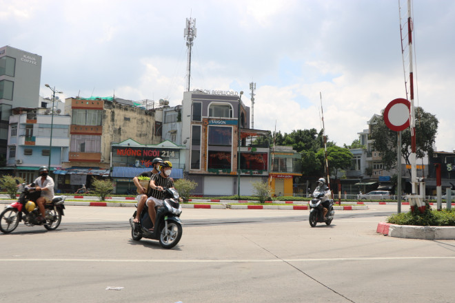 Nhiều người nhìn thấy CSGT nhưng vẫn băng qua và bỏ&nbsp;chạy thật nhanh.