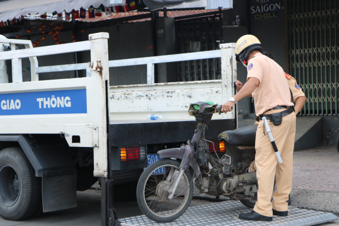 Chỉ trong 1 giờ, CSGT đã lập biên bản 6 trường hợp đi vào đường có biển báo cấm, tạm giữ hai phương tiện.