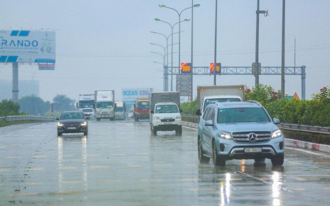 Rất nhiều phương tiện di chuyển qua trạm thu phí cao tốc Pháp Vân-Cầu Giẽ