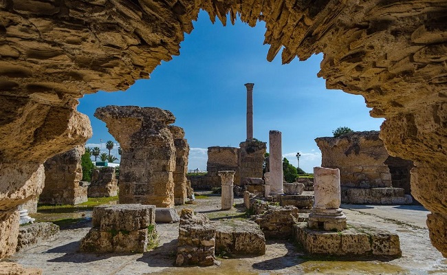 10. Carthage, Tunisia

Carthage là một thị trấn có quy mô khá lớn và chỉ đứng sau Rome. Sau đó, thành phố này bị người Vandals rồi đến người Ả Rập chiếm giữ, nhưng phần lớn tàn tích còn lại cho đến ngày nay lại đều có nguồn gốc từ La Mã, đặc biệt là giảng đường và nhà tắm Antonine.
