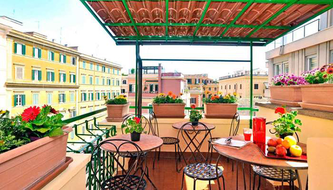 Một trong những nơi nghỉ chân tốt nhất ở Rome là Colors, rất thích hợp cho những người đi một mình và khách du lịch bụi. Chỗ ở ở đây đa dạng, từ phòng riêng đến phòng ngủ tập thể, với phong cách tối giản và dịch vụ 24/24 là những yếu tố làm nên nét quyến rũ của nhà trọ này. 
