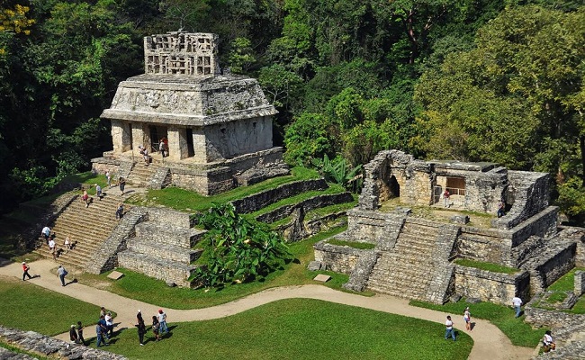 13. Palenque, Mexico

Là một thành phố cỡ trung của Maya, Palenque ở thời kì đỉnh cao vào thế kỉ 7 dưới thời Pacal Đại đế. Sự hấp dẫn của nó nằm ở chất lượng công trình kiến trúc và các tác phẩm điêu khắc. 90% khu định cư vẫn nằm chôn vùi dưới rừng già từ khoảng năm 1120 sau Công nguyên, sau khi bị bỏ hoang.
