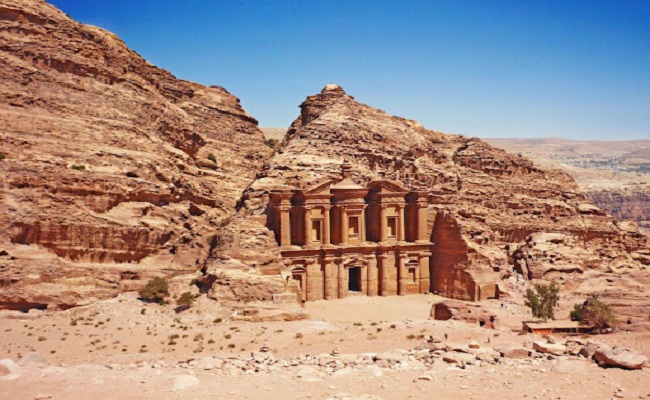 15.&nbsp;Petra, Jordan

Petra là thủ đô của người Nabateans và là trung tâm buôn bán tơ lụa, gia vị quan trọng nối châu Á với Ả Rập và phương Tây. Petra rơi vào suy tàn dưới sự cai trị của người La Mã vào thế kỉ thứ 4 sau công nguyên. Các lăng mộ của nó, đặc biệt là Kho bạc của Indiana Jones và The Monastery được xây dựng và chạm khắc vô cùng tinh xảo.
