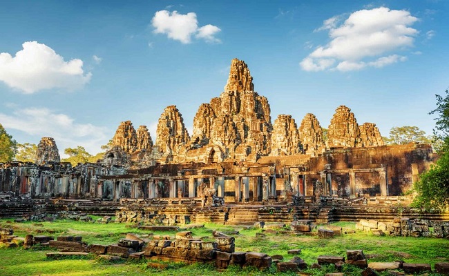 16. Angkor, Campuchia

Một trong những thắng cảnh tuyệt vời nhất thế giới là quần thể Angkor, bao gồm nhiều thủ đô khác nhau của Đế chế Khmer, phát triển mạnh mẽ từ thế kỉ thứ 9 đến thế kỉ thứ 15 sau Công nguyên. Phần còn lại của ngôi đền là ngọn tháp hình nón linh sam, những tác phẩm điêu khắc khuôn mặt người và những bức phù điêu chạm khắc thần thoại Hindu.
