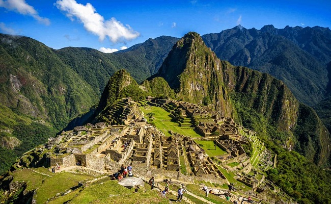 18. Machu Picchu, Peru

Được người Inca xây dựng ở vùng núi Peru khoảng năm 1450 và bị bỏ hoang 1 thế kỉ. Sau đó, Machu Picchu đã được nhà sử học người Mỹ Hiram Bingham tái phát hiện vào năm 1911, người thực sự đang tìm kiếm một thành phố đã mất khác có tên là Vilcabamba. Hiện tại, nơi đây là đã một điểm cực hút khách du lịch.
