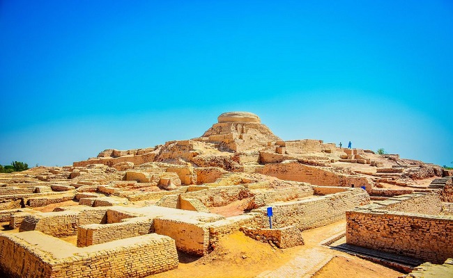 4. Mohenjo – daro, Pakistan

Nền văn minh phát triển mạnh mẽ ở Thung lũng Indus đã gây dựng nên Mohenjo-Daro vào khoảng năm 2600 trước Công nguyên, là đối thủ của các nền văn minh Hy Lạp và Ai Cập nổi tiếng. Ngày nay, nó là khu phức hợp gồm nhà ở, cửa hàng và hệ thống công trình đang bị đe dọa bởi xói mòn.
