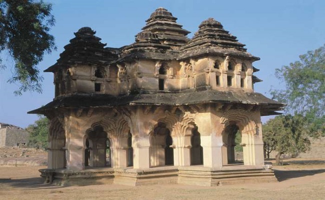 7. Vijayanagar, Ấn Độ

Vào năm 1500 sau Công nguyên, Vijayanagar có dân số gấp đôi Paris và là trung tâm của đế chế vĩ đại nhất ở miền nam Ấn Độ, được xây dựng xung quanh một loạt các thánh địa, có cả đền Virupaksha (vẫn còn tồn tại đến ngày nay). Hiện tại, các khu đền và đền thờ vẫn được cả những người theo đạo và không theo đạo Hindu tôn kính.
